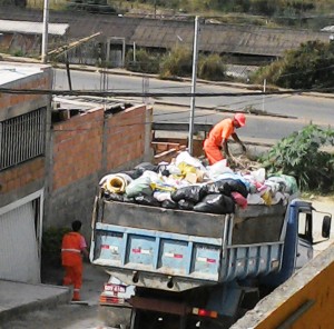 Coleta de lixo em caminhão inadequado