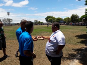 Árbitro entrega ao presidente da Liga, objetos atirados por torcedor do Coimbra, contra o assistente 1.