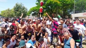 Jogadores levantaram o troféu de campeão